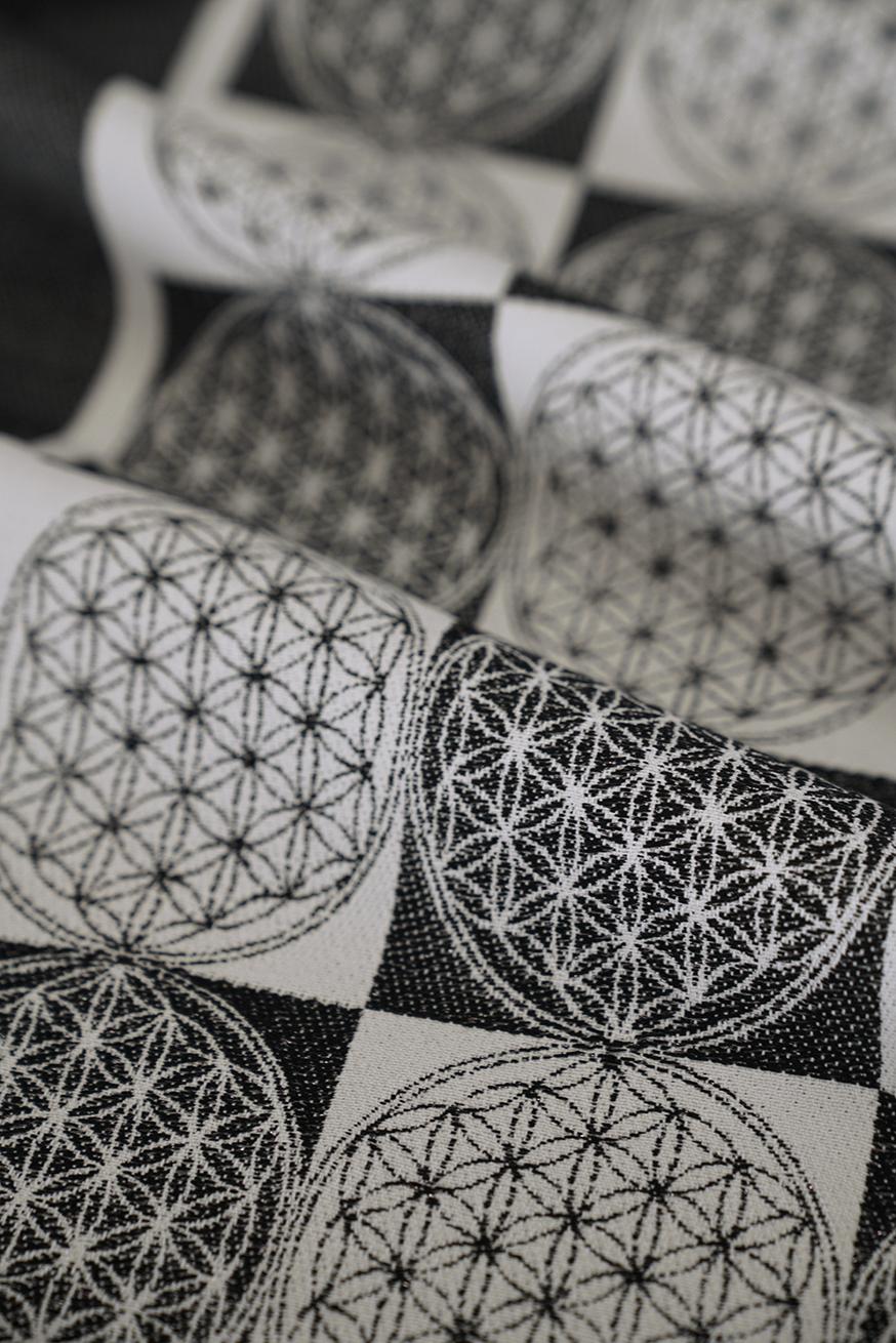 KOKADI Babytrage Flip Blume des Lebens monochrom